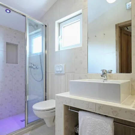 بيت للعطل House With A Swimming Pool - 6668 ماكارسكا