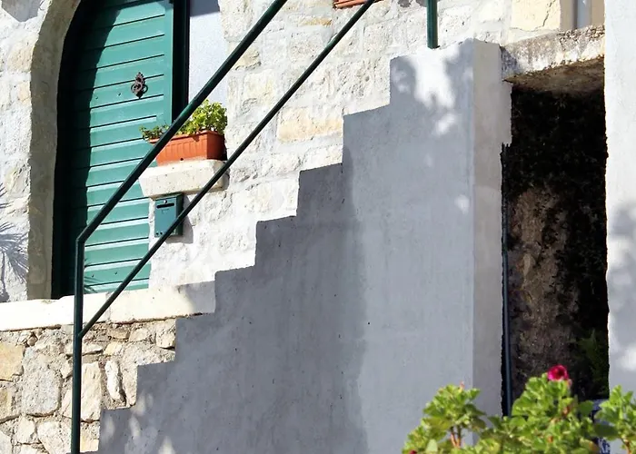 House With A Swimming Pool - 6668