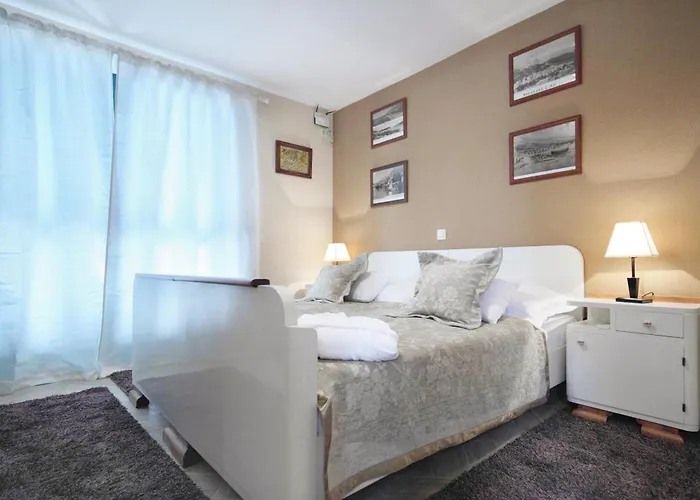 House With A Swimming Pool - 6668 בית נופש