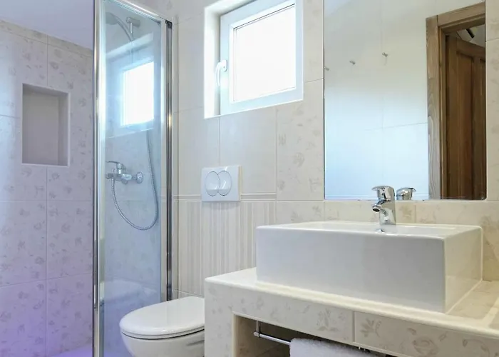 בית נופש House With A Swimming Pool - 6668 מאקרסקה